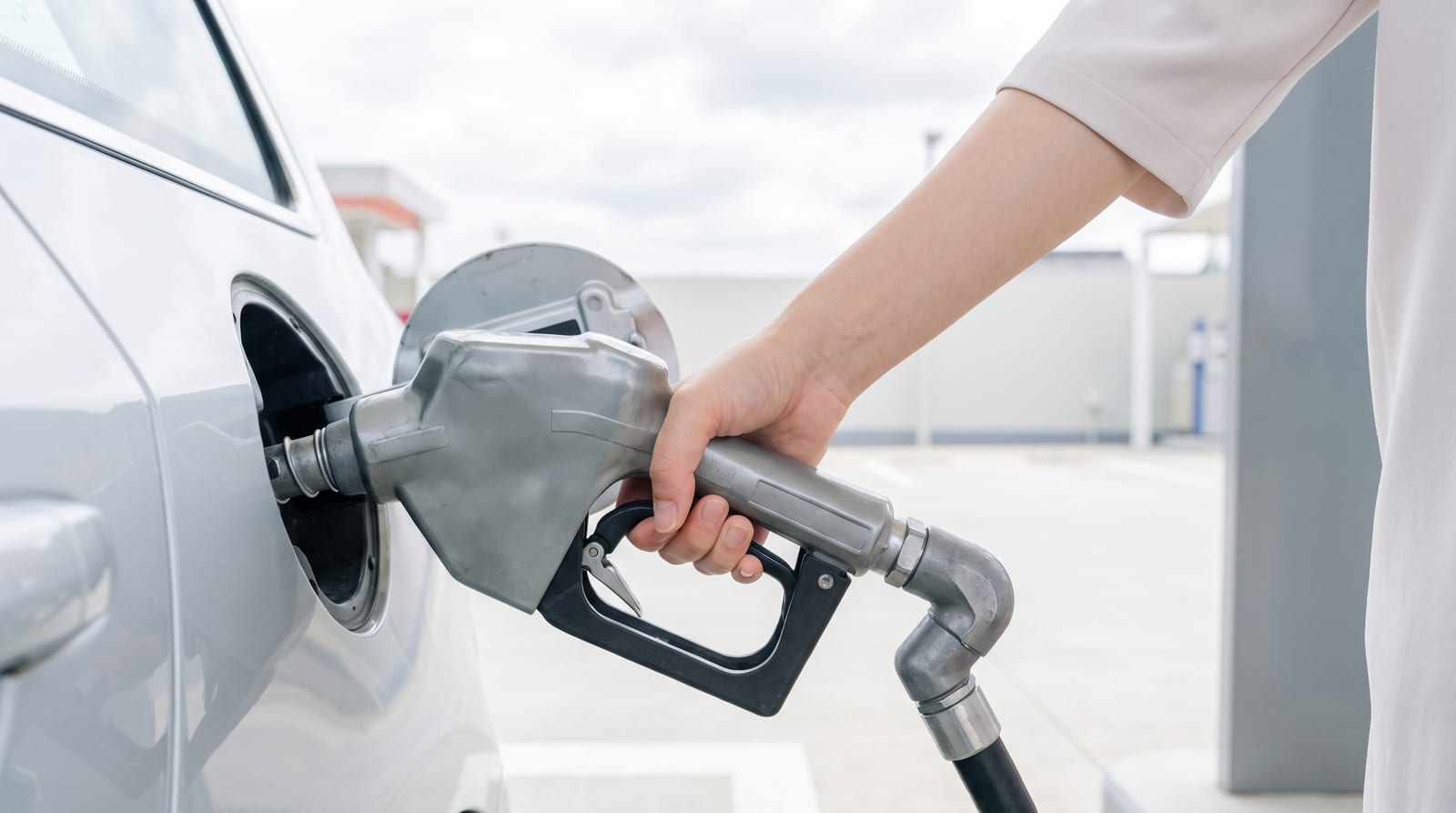 セルフのガソリンスタンドで給油している車の給油口まわり