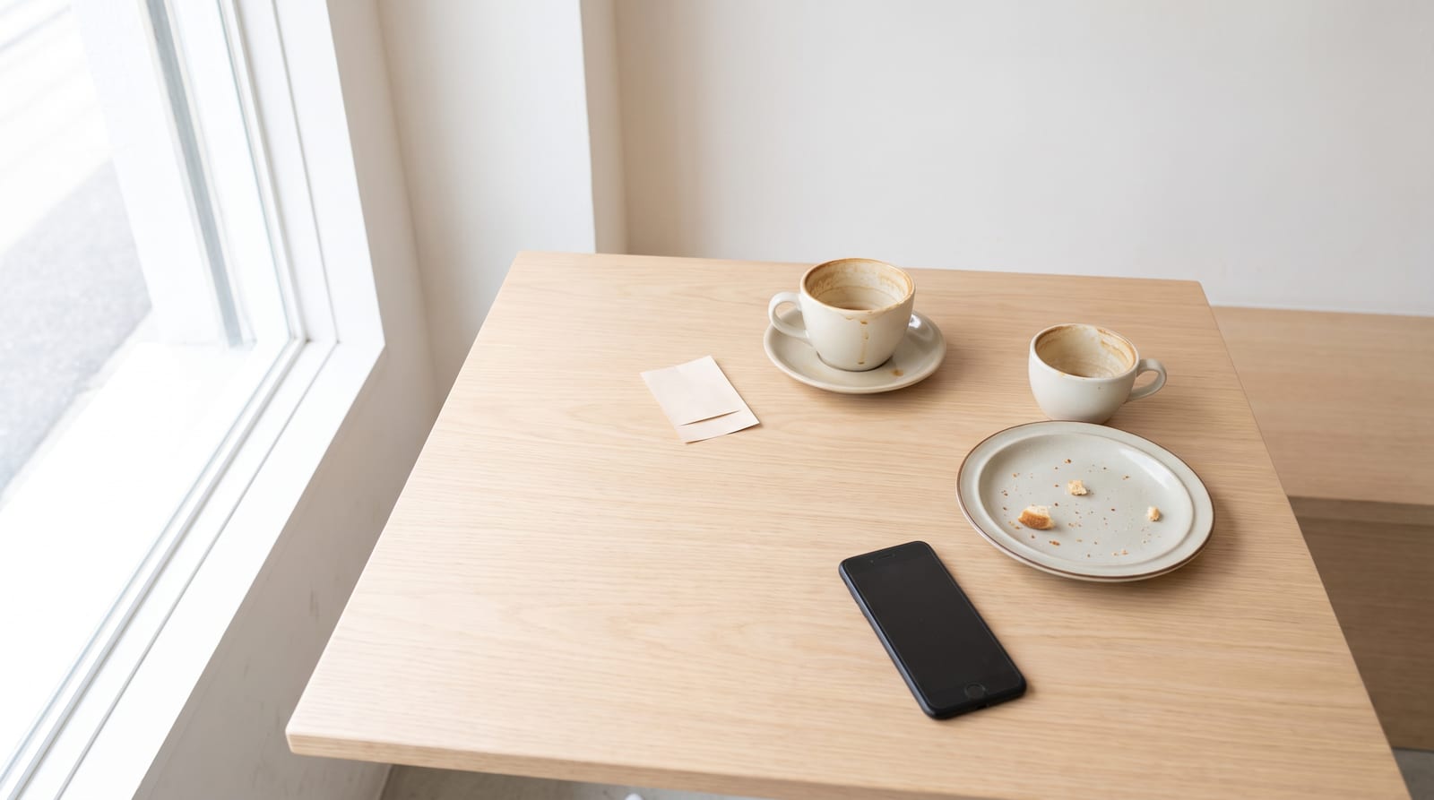 カフェのテーブルに置かれた 2 つのカップと伝票