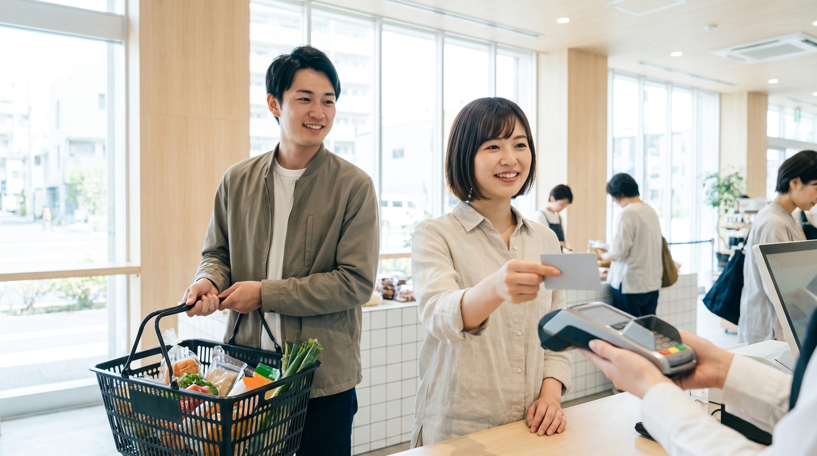 同棲カップルは家族カードを作れる？会社別の条件と実データ