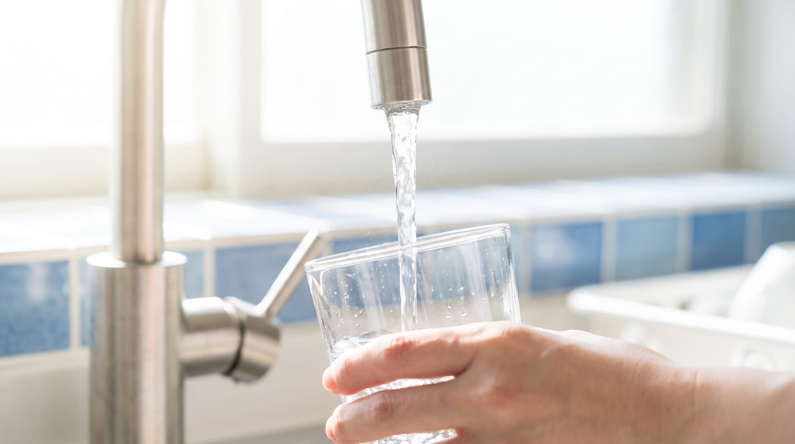 蛇口からグラスに注がれる水