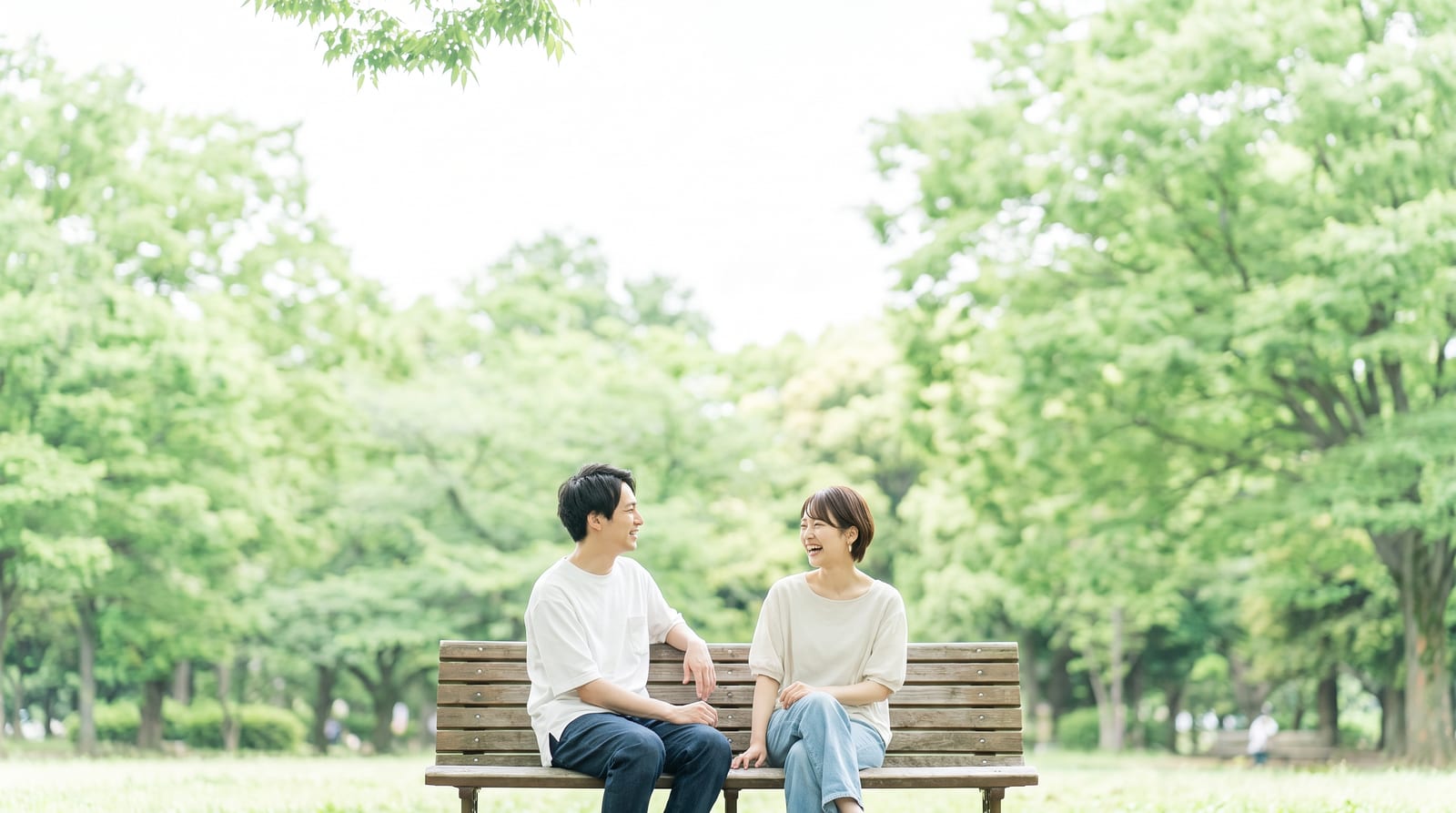 公園のベンチで話しているふたり