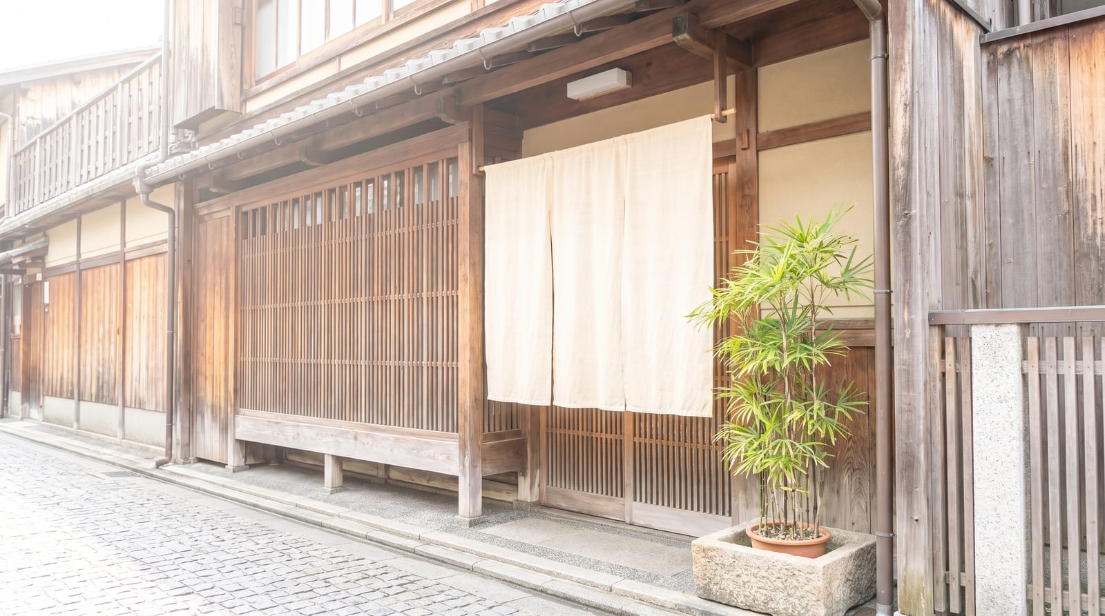 両家顔合わせ・結婚挨拶の段取りと費用 — 場所選び・服装・支払いの完全ガイド